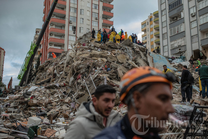 Pilu Potret Evakuasi Korban Gempa Turki