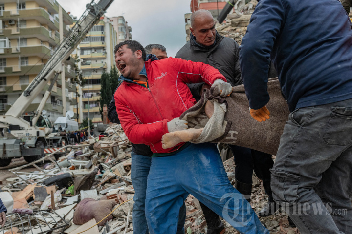 Pilu Potret Evakuasi Korban Gempa Turki