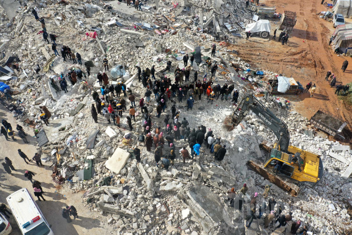 Pilu Potret Evakuasi Korban Gempa Turki
