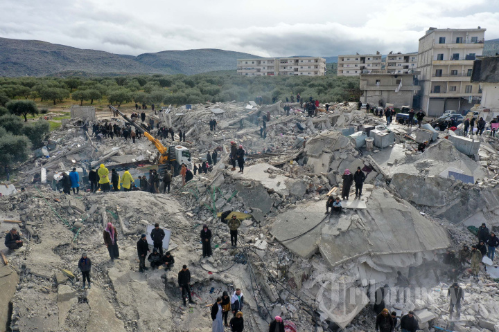 Pilu Potret Evakuasi Korban Gempa Turki