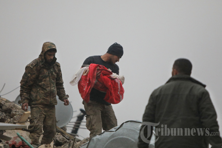 Pilu Potret Evakuasi Korban Gempa Turki