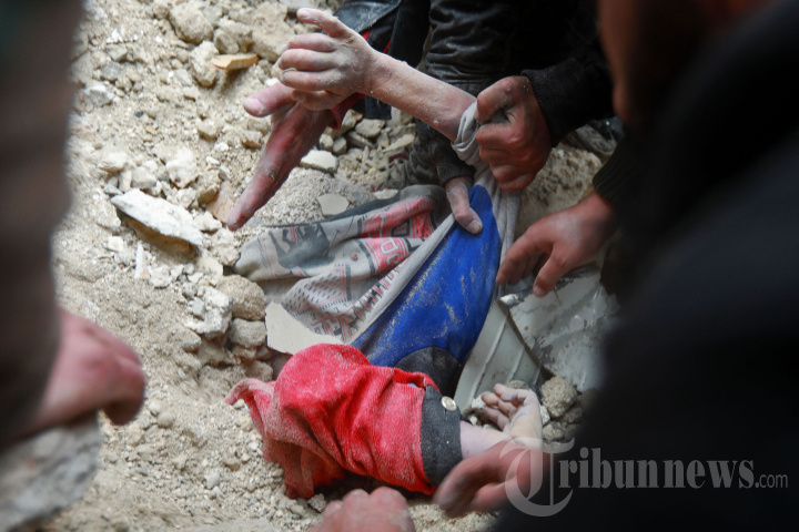 Pilu Potret Evakuasi Korban Gempa Turki