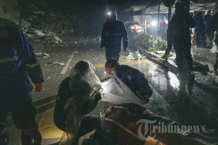 Pilu Potret Evakuasi Korban Gempa Turki