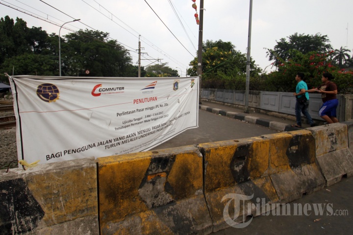 Pintu Perlintasan Pasar Minggu Ditutup
