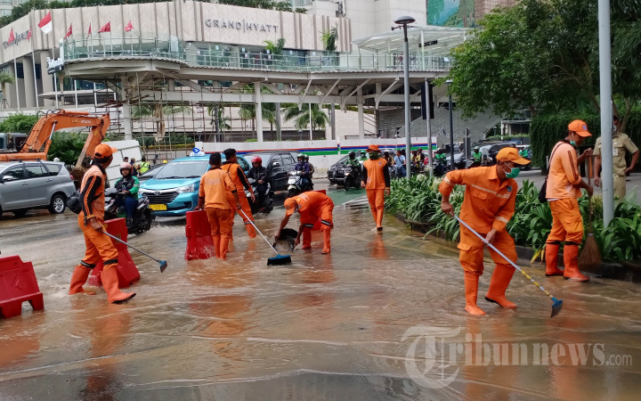 Pipa Air Bocor di Bunderan HI Jakarta