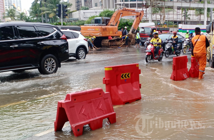 Pipa Air Bocor di Bunderan HI Jakarta
