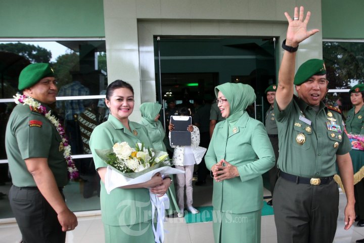 Bella Saphira Dampingi Suami Mayjen TNI Agus Surya Bakti