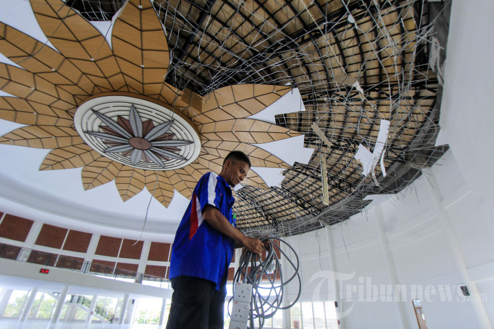Plafon Atap Masjid Tanjak Kota Batam Ambrol