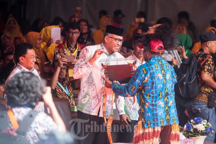 Plt Gubernur Mendapat Hadia Koteka Papua