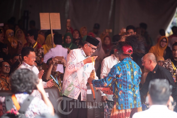 Plt Gubernur Mendapat Hadia Koteka Papua