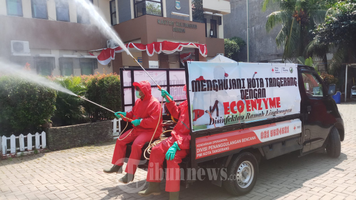 PMI Lakukan Penyemprotan Disinfektan Dengan Cairan Eco Enzym