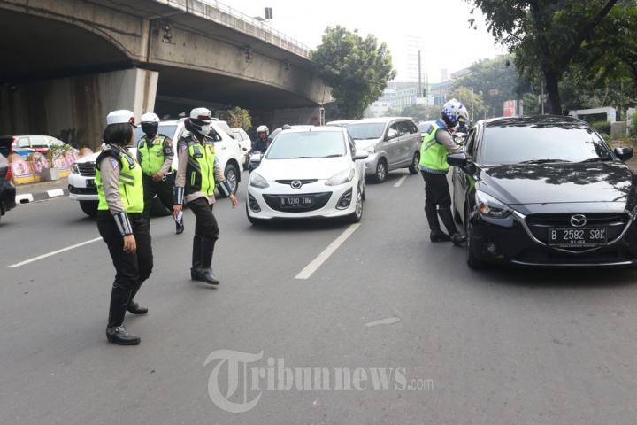 Polantas Memberi Sangsi Tilang Pelanggar Ganjil - Genap
