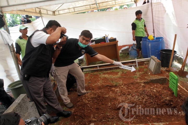 Polisi Bongkar Makam Abi Qowi Suparto