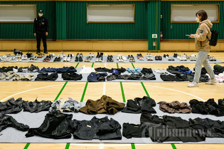 Polisi Kumpulkan Barang Korban Tewas Tragedi Halloween Itaewon