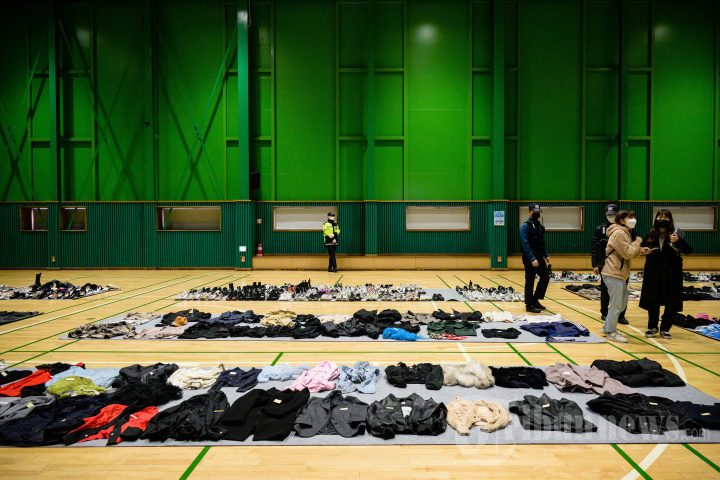 Polisi Kumpulkan Barang Korban Tewas Tragedi Halloween Itaewon