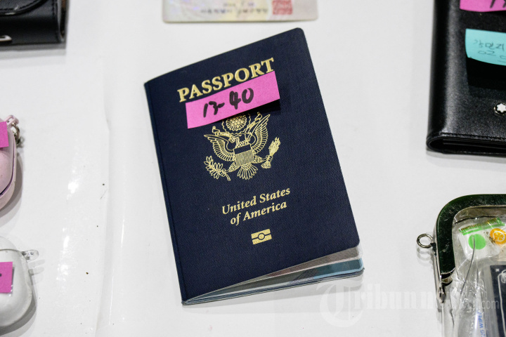 Polisi Kumpulkan Barang Korban Tewas Tragedi Halloween Itaewon