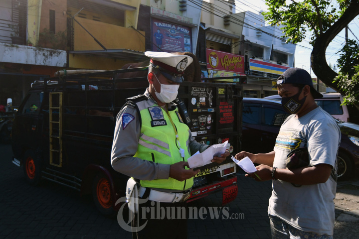 Polisi Memeriksa Dokumen Sopir Pembawa Hewan Kurban