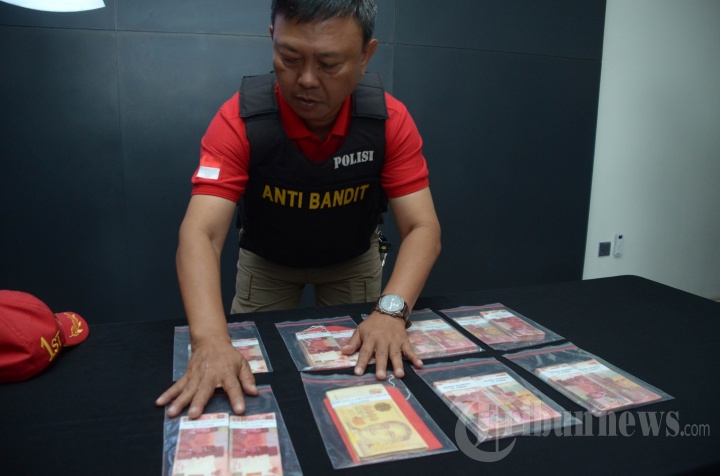 Polrestabes Surabaya Bongkar Sindikat Pengedar Uang Palsu