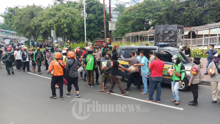Polsek Tanjung Duren Berbagi Beras Warga Terdampak PPKM