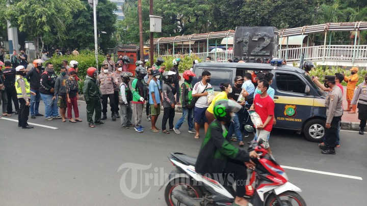 Polsek Tanjung Duren Berbagi Beras Warga Terdampak PPKM