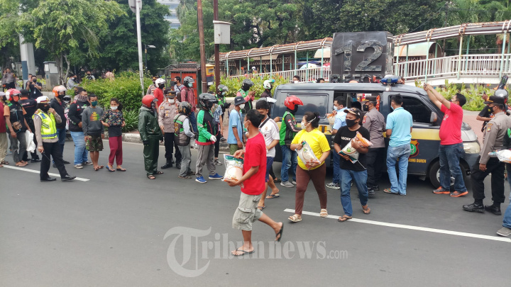 Polsek Tanjung Duren Berbagi Beras Warga Terdampak PPKM