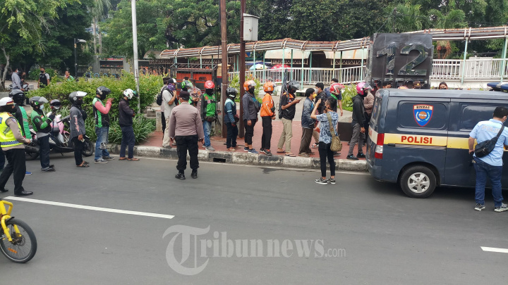 Polsek Tanjung Duren Berbagi Beras Warga Terdampak PPKM