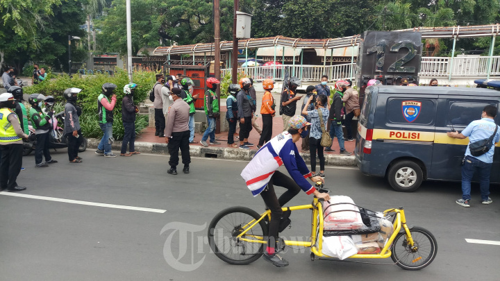 Polsek Tanjung Duren Berbagi Beras Warga Terdampak PPKM