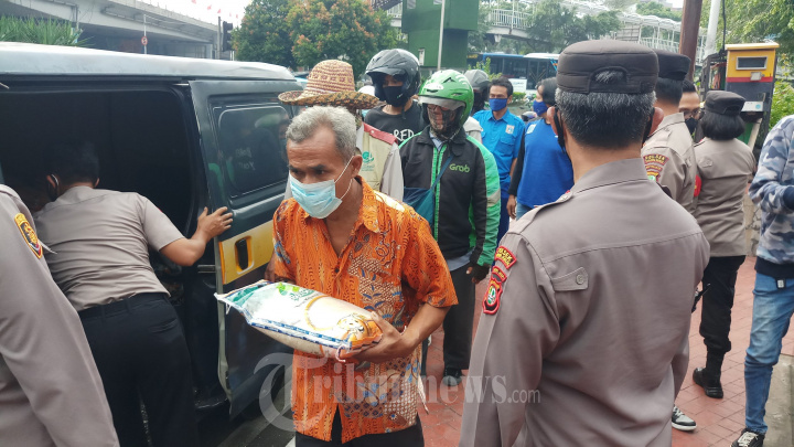 Polsek Tanjung Duren Berbagi Beras Warga Terdampak PPKM