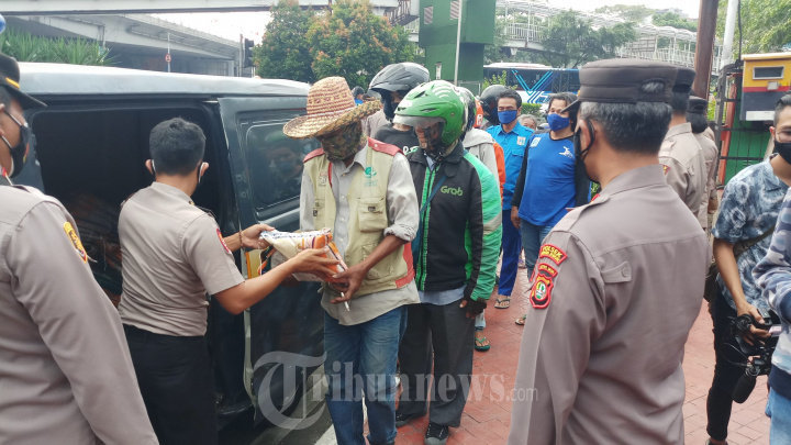 Polsek Tanjung Duren Berbagi Beras Warga Terdampak PPKM
