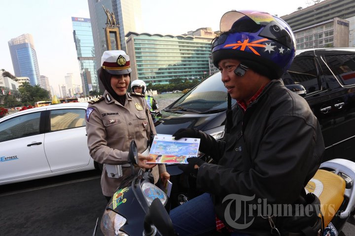 Polwan Bagikan Peta Mudik 2015