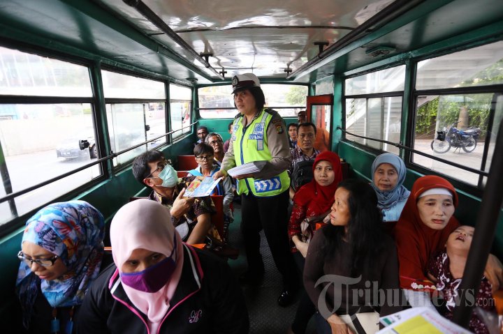 Polwan Bagikan Peta Mudik 2015