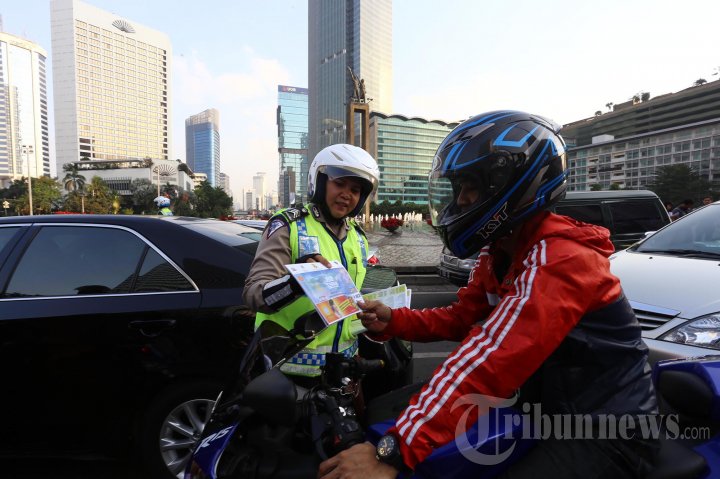 Polwan Bagikan Peta Mudik 2015
