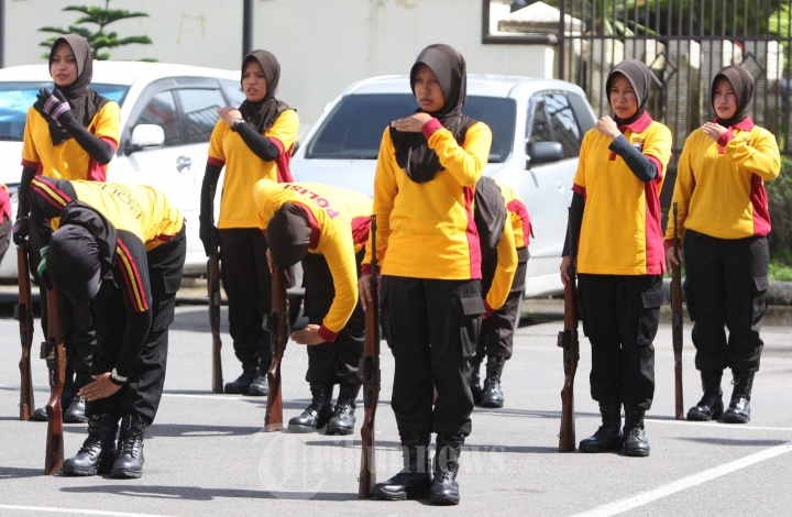 Polwan Latihan Peragaan Kolone Senapan