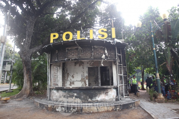 Pos Polisi Dibakar Demonstran Tolak UU Cipta Kerja