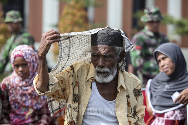 Posko Pengobatan Gratis Korban Gempa Aceh
