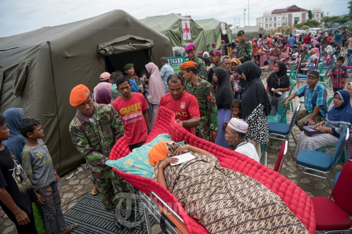 Posko Pengobatan Korban Gempa Aceh