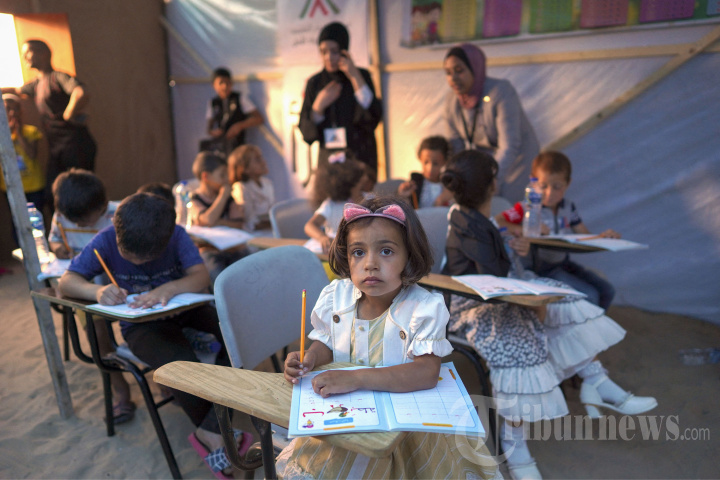 Potret Anak-anak Gaza Belajar dan Mendapatkan Hiburan