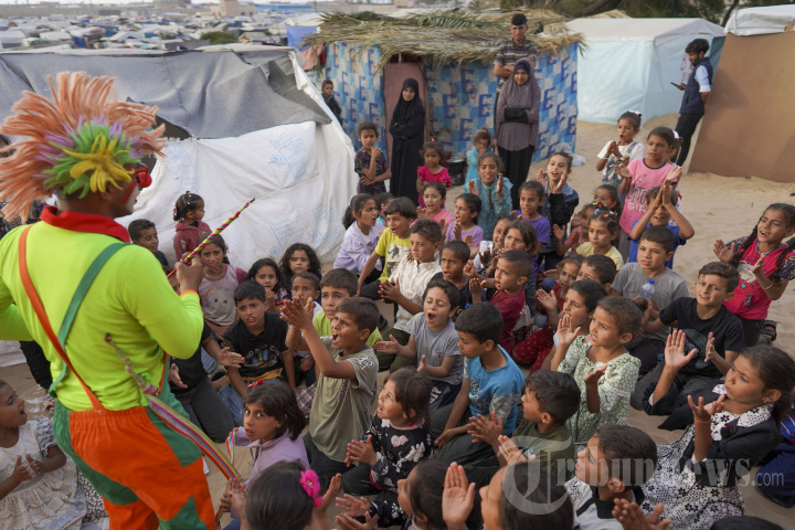Potret Anak-anak Gaza Belajar dan Mendapatkan Hiburan