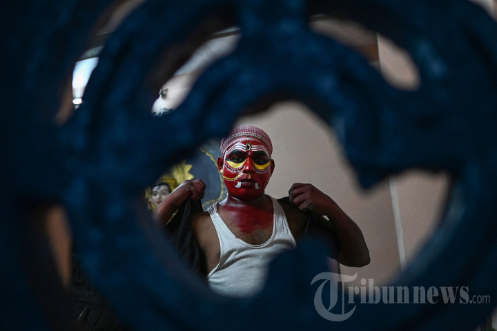 Potret Pemuja Berisap Mengikuti Festival Tamil Mayana Kollai