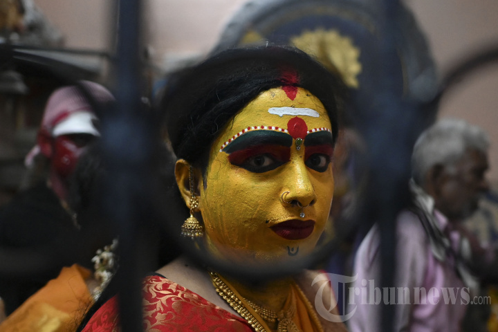 Potret Pemuja Berisap Mengikuti Festival Tamil Mayana Kollai