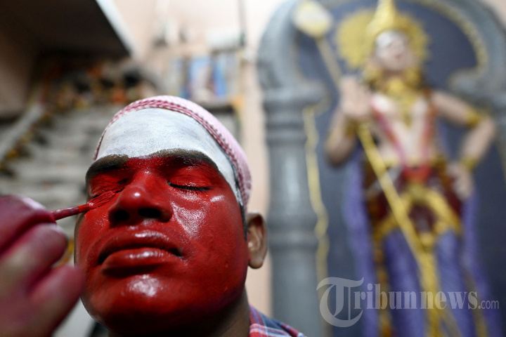 Potret Pemuja Berisap Mengikuti Festival Tamil Mayana Kollai