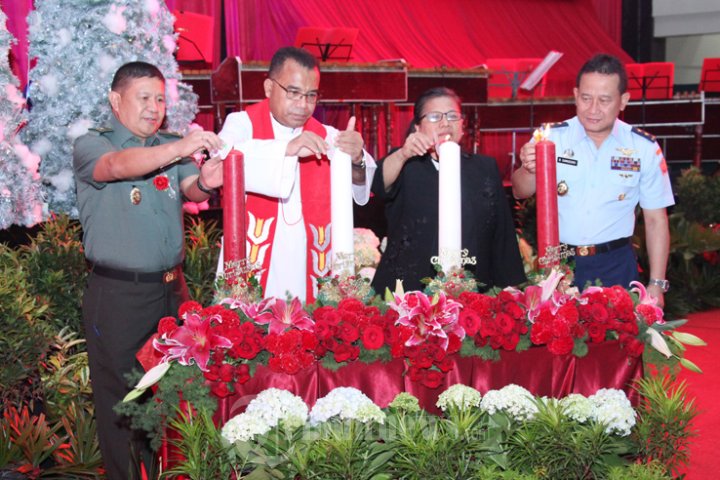 Prajurit dan PNS TNI Ikuti Perayaan Natal di Mabes TNI