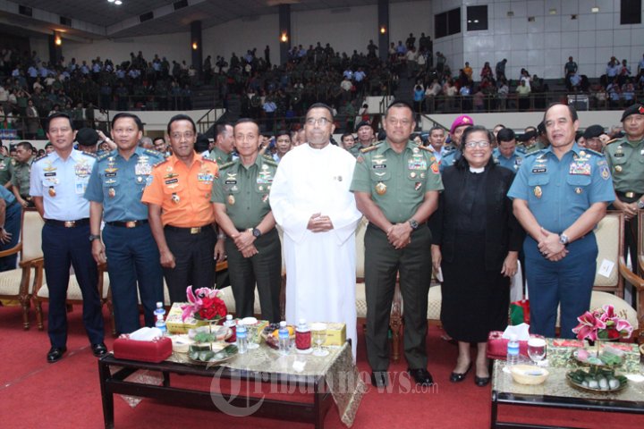 Prajurit dan PNS TNI Ikuti Perayaan Natal di Mabes TNI