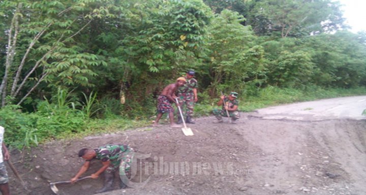 Prajurit TNI Perbaiki Akses Jalan Perbatasan RI-PNG