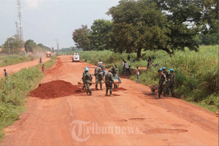 Prajurit TNI Perbaiki Jalan Sepanjang 1500 Meter di Afrika Tenga