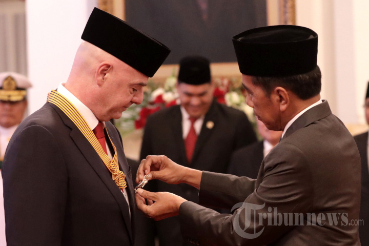 Presiden FIFA Terima Tanda Bintang Jasa