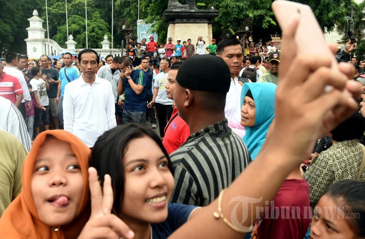Presiden Joko Widodo Jalan Santai di Solo