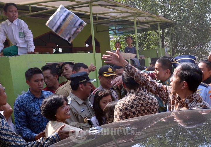 Presiden Jokowi Bagi-bagi Sembako di Kedoya