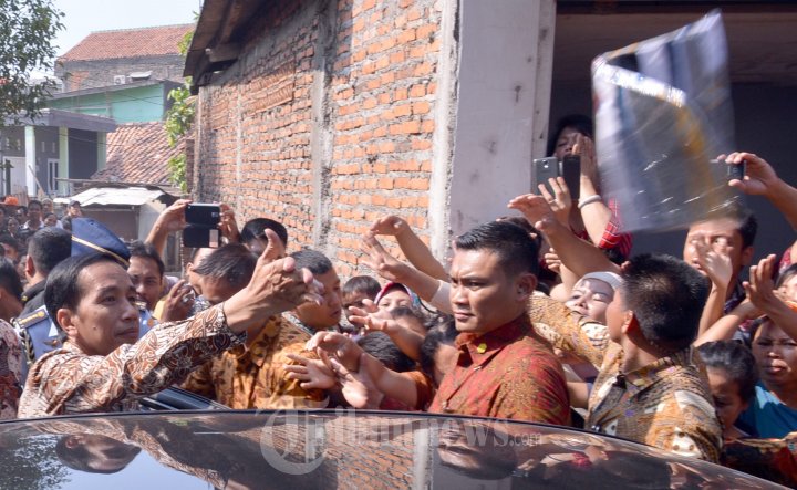Presiden Jokowi Bagi-bagi Sembako di Kedoya
