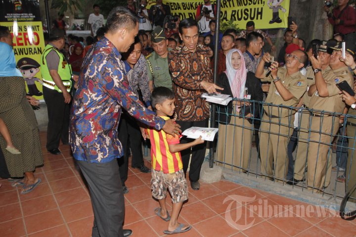 Presiden Jokowi Bagikan Sembako di Klender